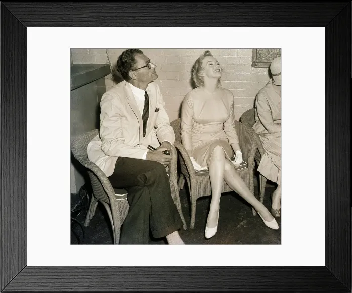 Framed Print : Marilyn Monroe Seated with Arthur Miller Framed Print : Marilyn Monroe Seated with Arthur Miller
