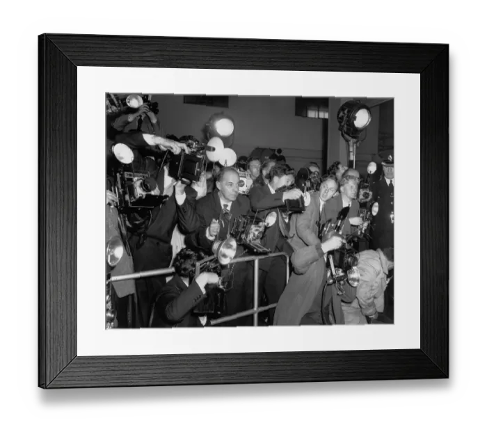 Framed Print : Photojournalists take Pictures of Marilyn Monroe Framed Print : Photojournalists take Pictures of Marilyn Monroe