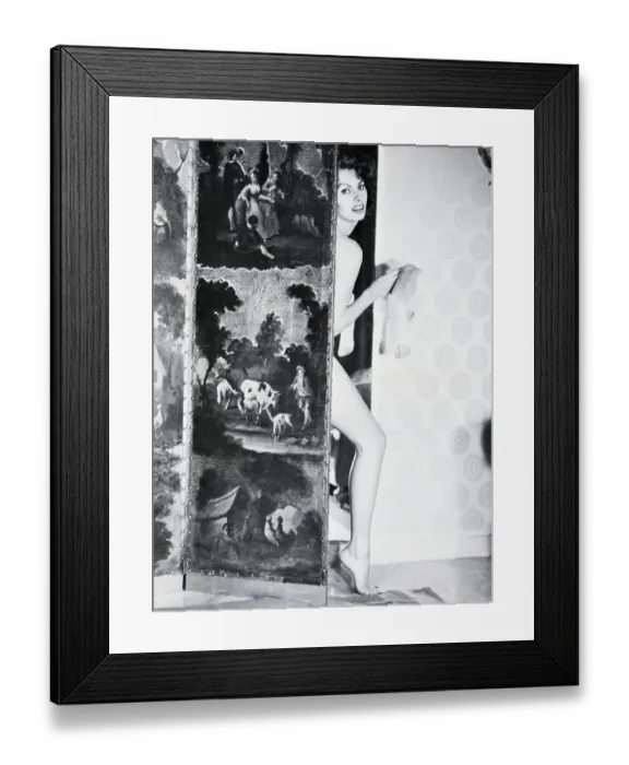 Framed Print : Sophia Loren Poses For Photographs Framed Print : Sophia Loren Poses For Photographs