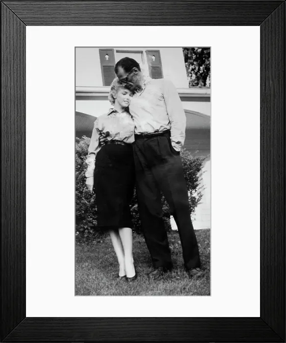 Framed Print : Actress Marilyn Monroe and Playwright Arthur Miller Poses For a Picture Framed Print : Actress Marilyn Monroe and Playwright Arthur Miller Poses For a Picture