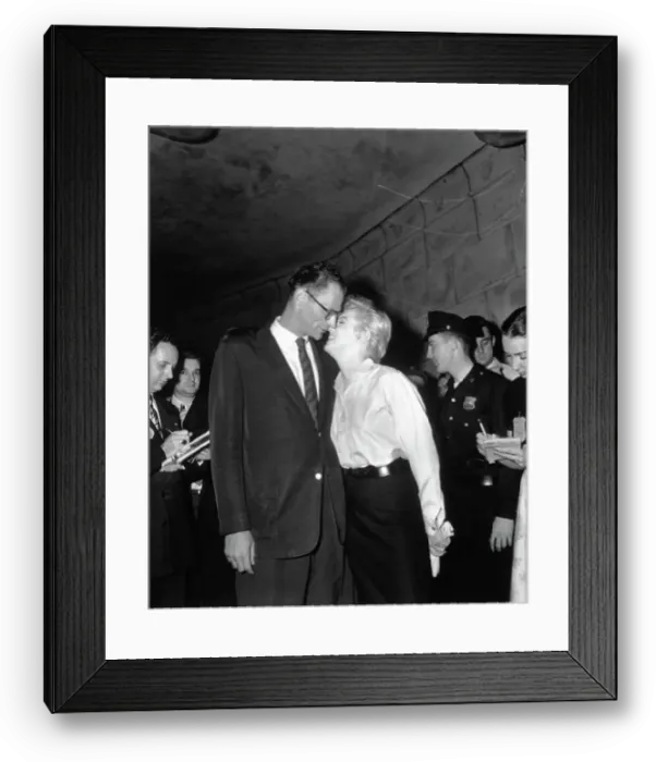 Framed Print : Marilyn Monroe and Arthur Miller Embracing Framed Print : Marilyn Monroe and Arthur Miller Embracing