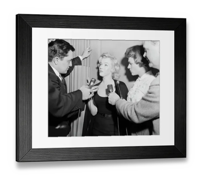Framed Print : Reporters Interview Marilyn Monroe Framed Print : Reporters Interview Marilyn Monroe