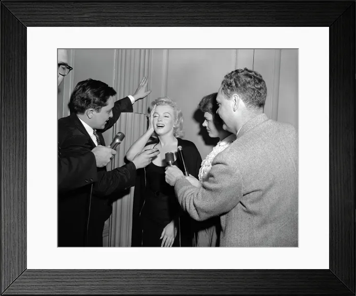 Framed Print : Marilyn Monroe with Interviewers Framed Print : Marilyn Monroe with Interviewers