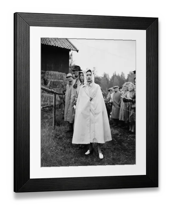 Framed Print : Queen Elizabeth II with Princess Margaret Framed Print : Queen Elizabeth II with Princess Margaret