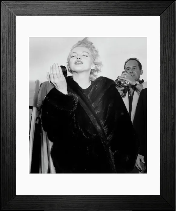 Framed Print : Marilyn Monroe Throws A Kiss At Airport Framed Print : Marilyn Monroe Throws A Kiss At Airport