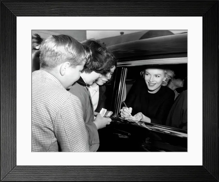 Framed Print : Marilyn Monroe Signing Autographs Framed Print : Marilyn Monroe Signing Autographs