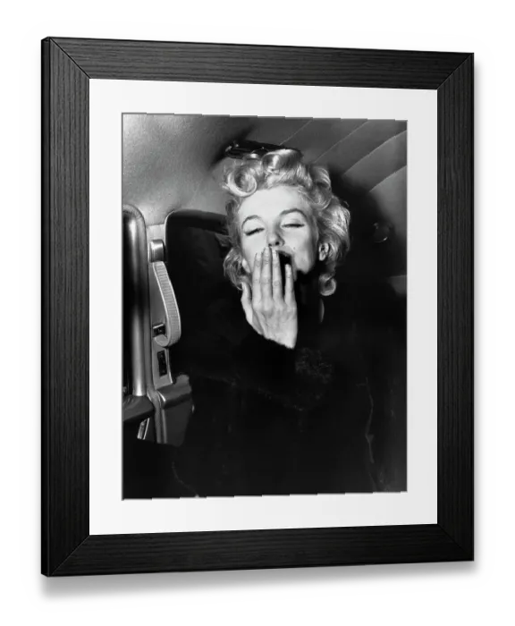 Framed Print : Marilyn Monroe Blowing a Kiss Framed Print : Marilyn Monroe Blowing a Kiss
