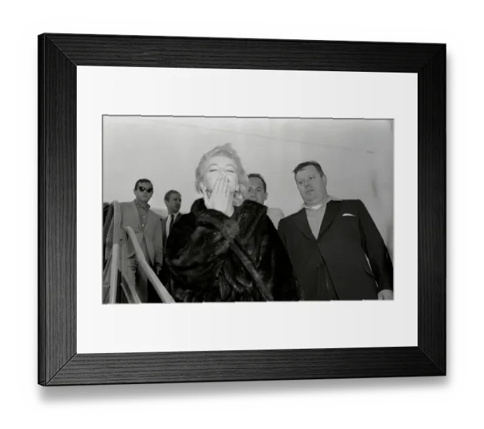 Framed Print : Marilyn Monroe Blowing Kiss to Fans Framed Print : Marilyn Monroe Blowing Kiss to Fans