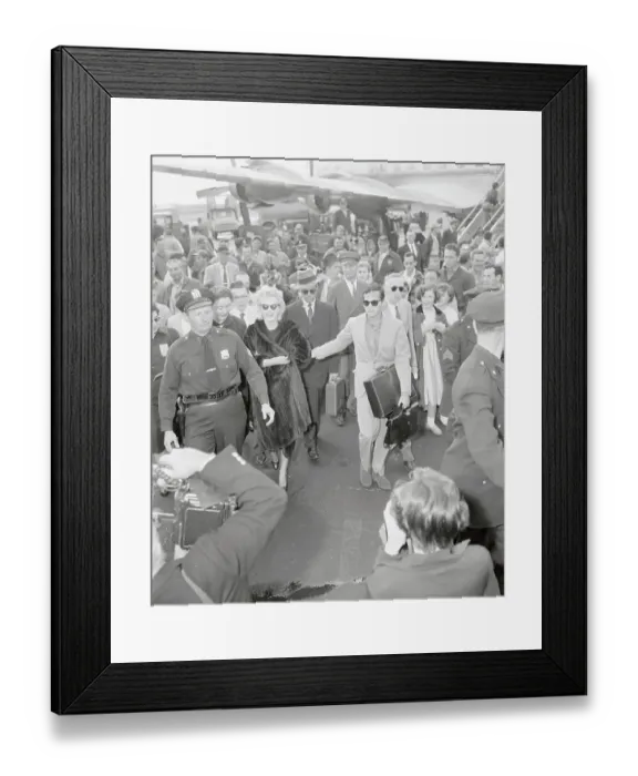 Framed Print : Marilyn Monroe Arriving at Airport Framed Print : Marilyn Monroe Arriving at Airport