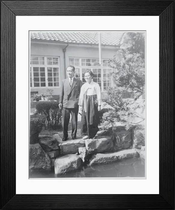 Framed Print : Lee Ki Poong and His Wife Framed Print : Lee Ki Poong and His Wife