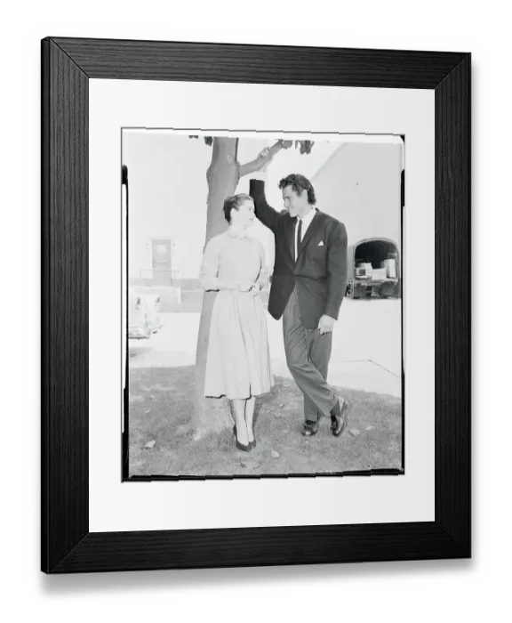 Framed Print : Gordon Scott Speaking With Vera Miles Framed Print : Gordon Scott Speaking With Vera Miles