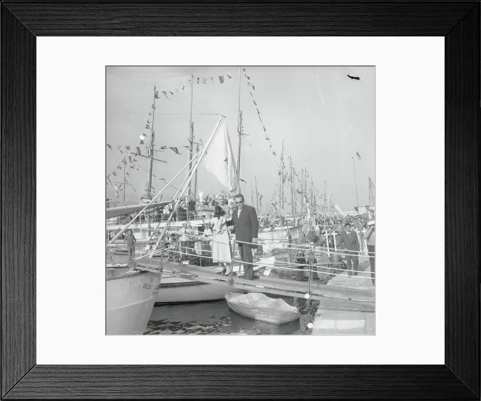 Framed Print : Prince Rainier and Grace Kelly Boarding a Yacht Framed Print : Prince Rainier and Grace Kelly Boarding a Yacht