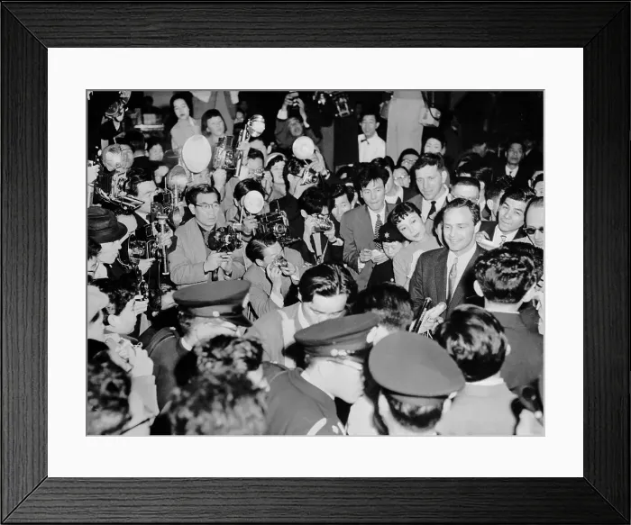 Framed Print : Marlon Brando in Tokyo Framed Print : Marlon Brando in Tokyo