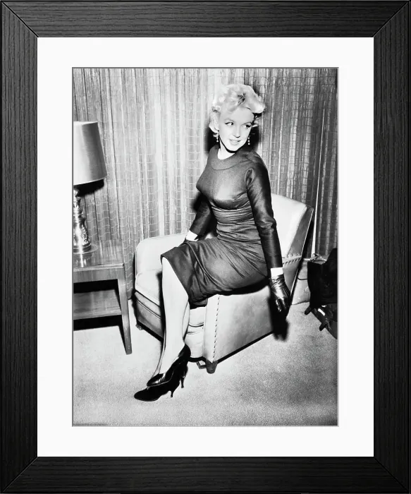 Framed Print : Marilyn Monroe Sitting on Chair Framed Print : Marilyn Monroe Sitting on Chair