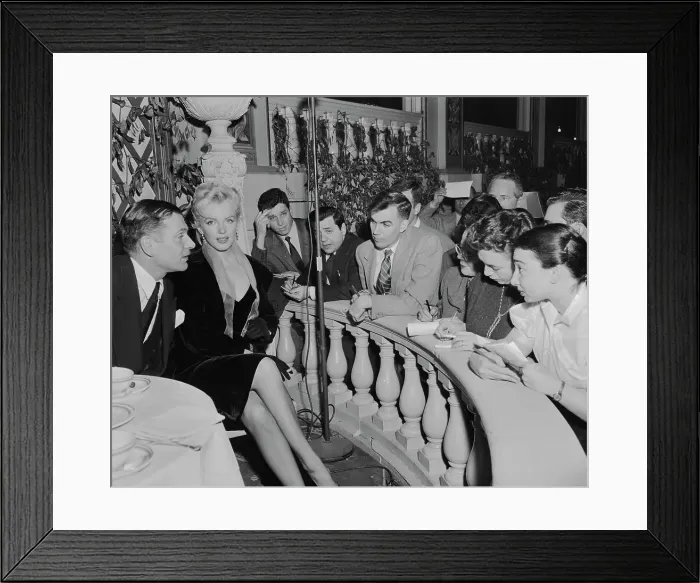 Framed Print : Marilyn Monroe and Lawrence Olivier Framed Print : Marilyn Monroe and Lawrence Olivier