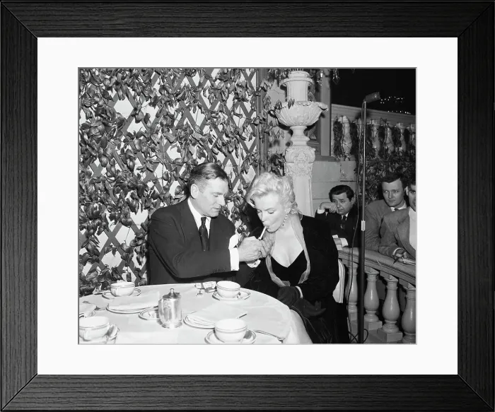 Framed Print : Marilyn Monroe and Lawrence Olivier Framed Print : Marilyn Monroe and Lawrence Olivier