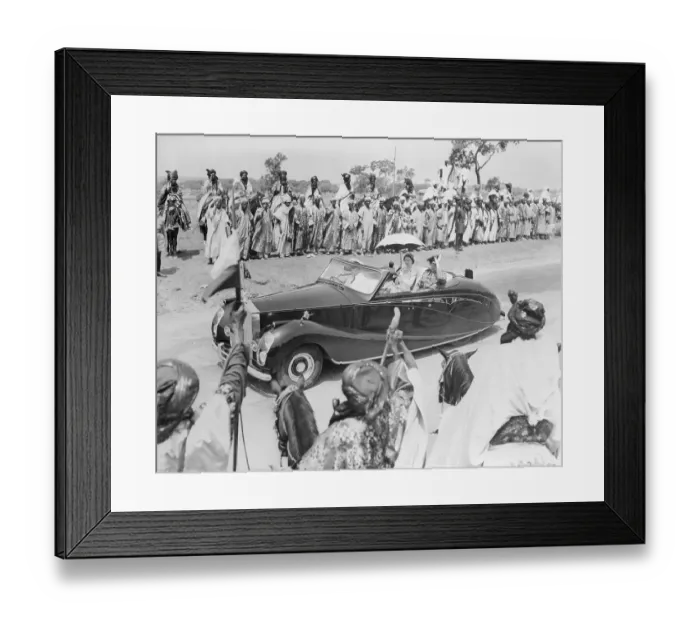 Framed Print : Queen Elizabeth Riding in Car Framed Print : Queen Elizabeth Riding in Car