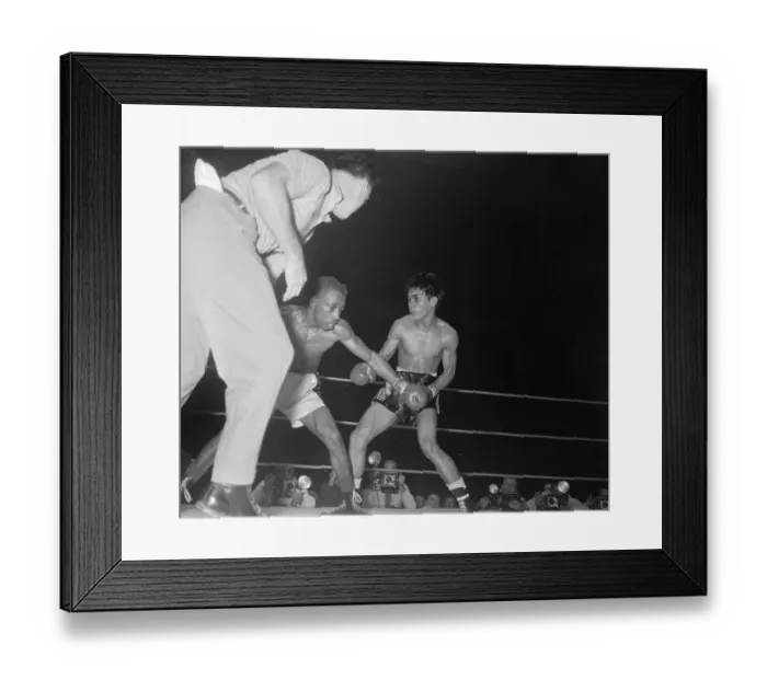 Framed Print : Sandy Saddler Boxing Against Gabriel Elorde