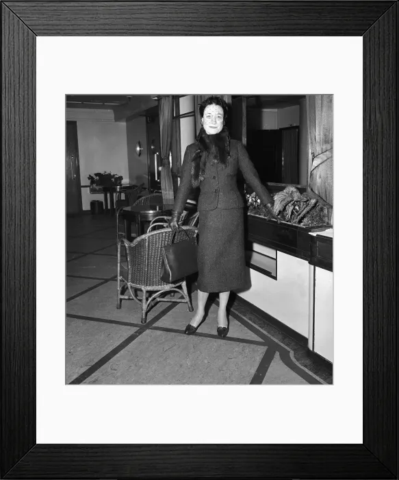 Framed Print : Portrait of Dutchess of Windsor Framed Print : Portrait of Dutchess of Windsor