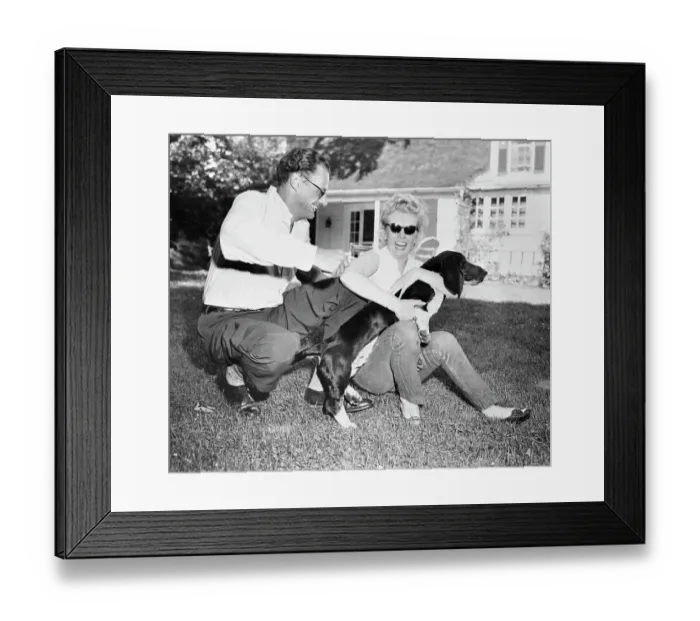 Framed Print : Marilyn Monroe and Arthur Miller Sitting on Lawn with Dog Framed Print : Marilyn Monroe and Arthur Miller Sitting on Lawn with Dog