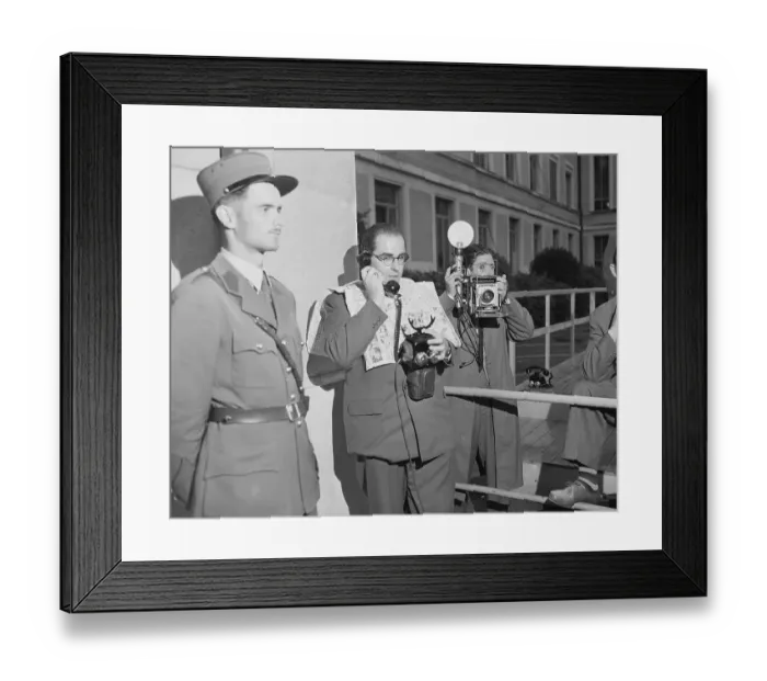 Framed Print : Reporter Phoning in a Story Framed Print : Reporter Phoning in a Story
