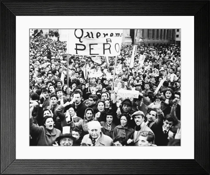 Framed Print : Crowd of Peron Supporters with Signs Framed Print : Crowd of Peron Supporters with Signs