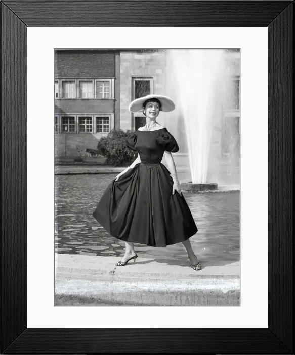 Framed Print : Woman Modelling Dress & Hat At Fountain Framed Print : Woman Modelling Dress & Hat At Fountain