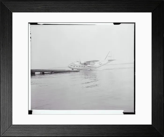 Framed Print : Pantobase Aircraft Moving onto Land Framed Print : Pantobase Aircraft Moving onto Land