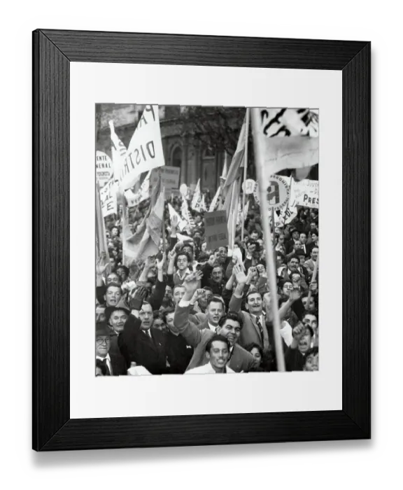 Framed Print : Crowd Striking in Support of Peron Framed Print : Crowd Striking in Support of Peron
