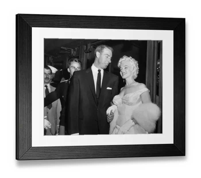Framed Print : Marilyn Monroe and Joe DiMaggio Framed Print : Marilyn Monroe and Joe DiMaggio