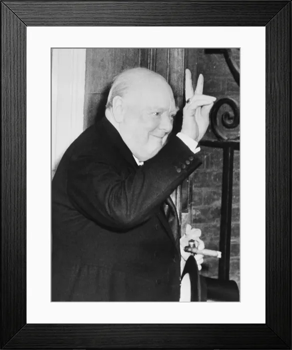 Framed Print : Winston Churchill Giving the V for Victory Framed Print : Winston Churchill Giving the V for Victory