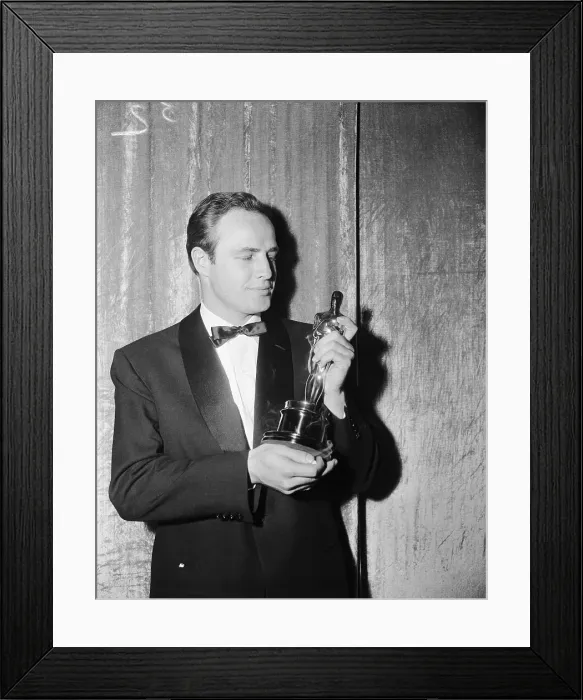 Framed Print : Marlon Brando With Oscar Award Framed Print : Marlon Brando With Oscar Award