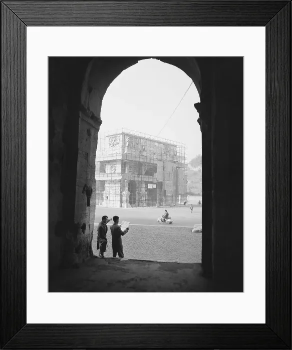 Framed Print : Tourists near Arch of Constantine Covered in Scaffolding Framed Print : Tourists near Arch of Constantine Covered in Scaffolding