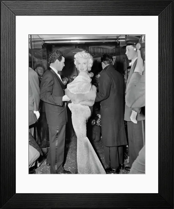 Framed Print : Marilyn Monroe Glancing Over Shoulder Framed Print : Marilyn Monroe Glancing Over Shoulder