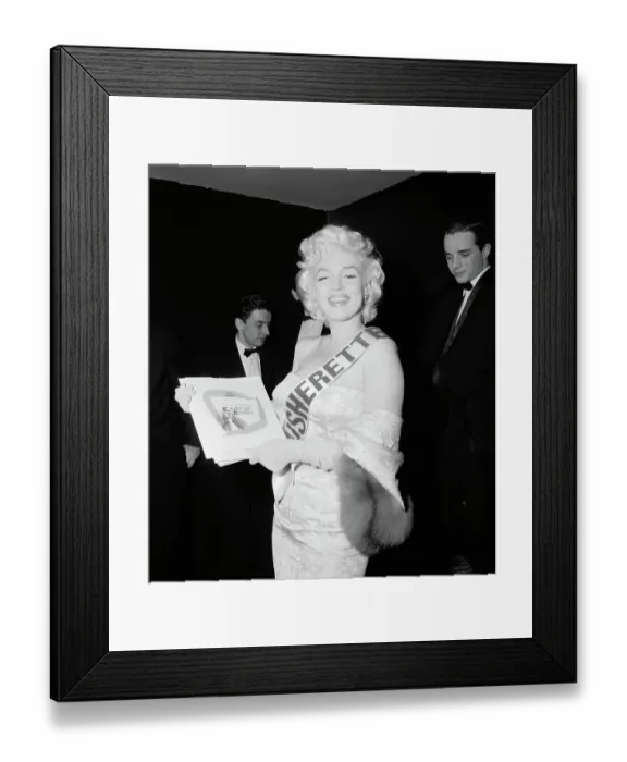 Framed Print : Marilyn Monroe Volunteering as an Usherette Framed Print : Marilyn Monroe Volunteering as an Usherette