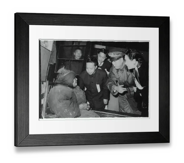 Framed Print : Mrs. Chiang Kai-Shek Speaking to an Old Lady Framed Print : Mrs. Chiang Kai-Shek Speaking to an Old Lady