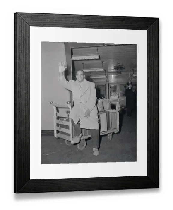 Framed Print : Willie Mays in Overcoat and Waving to Camera While in Airport Framed Print : Willie Mays in Overcoat and Waving to Camera While in Airport