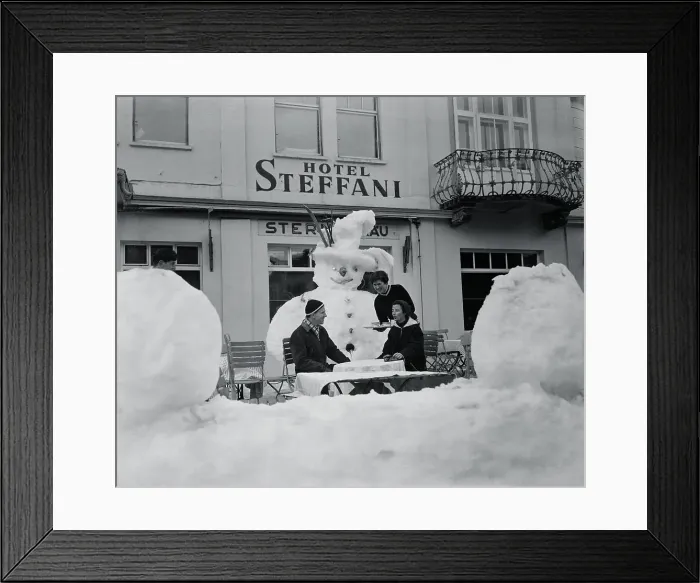 Framed Print : Person Serving Tea to a Couple Framed Print : Person Serving Tea to a Couple