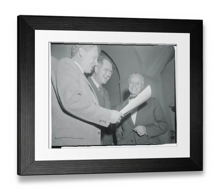 Framed Print : Albert Gore Talking With Colleagues Framed Print : Albert Gore Talking With Colleagues
