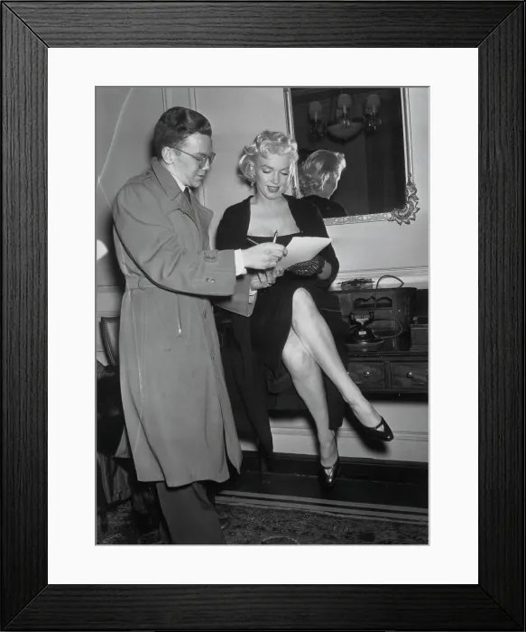Framed Print : Marilyn Monroe Signing Autograph Framed Print : Marilyn Monroe Signing Autograph