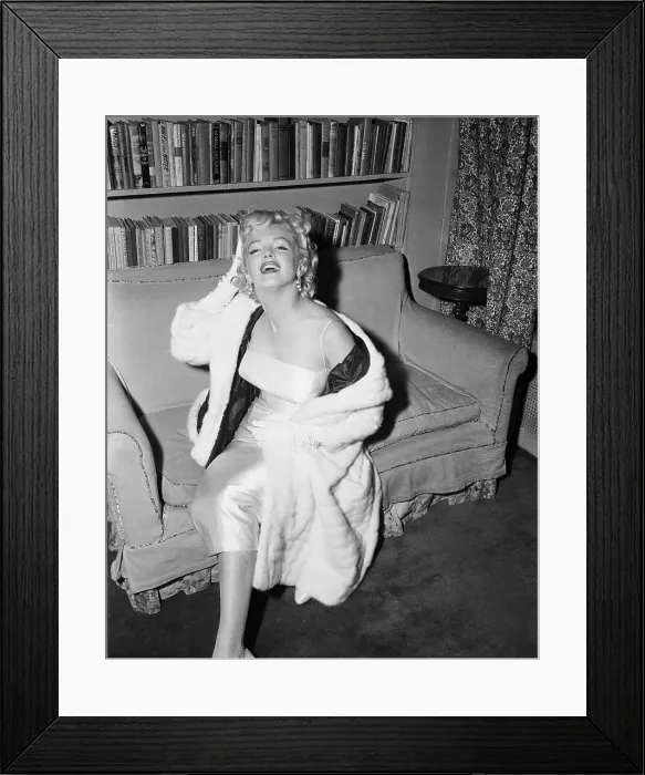 Framed Print : Marilyn Monroe Posing on Couch Framed Print : Marilyn Monroe Posing on Couch