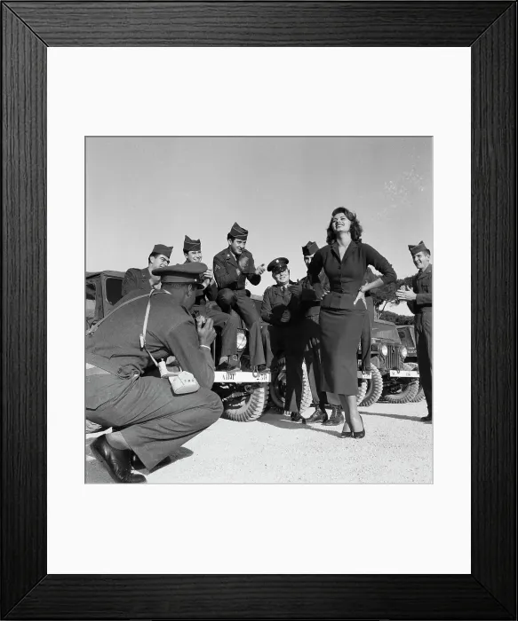 Framed Print : Sophia Loren Posing With Soldiers Framed Print : Sophia Loren Posing With Soldiers