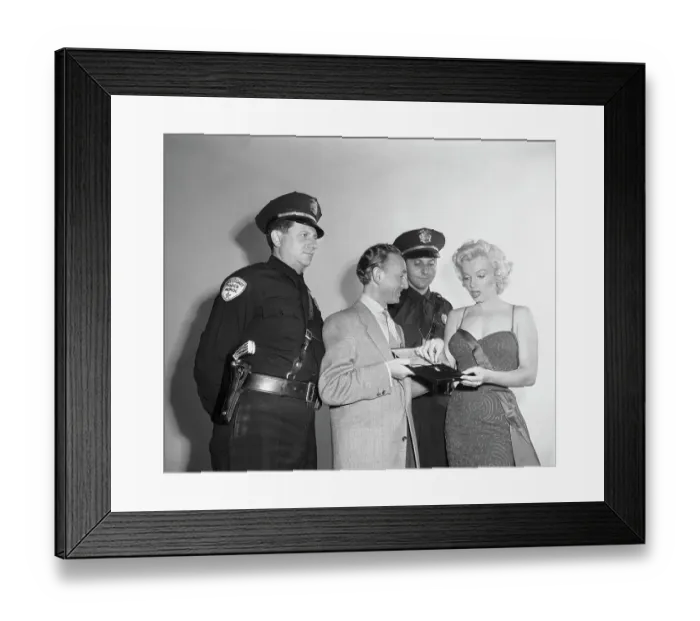 Framed Print : Marilyn Monroe with Jewelry Expert and Guards Framed Print : Marilyn Monroe with Jewelry Expert and Guards