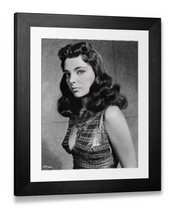 Framed Print : Portrait of Joan Collins Framed Print : Portrait of Joan Collins