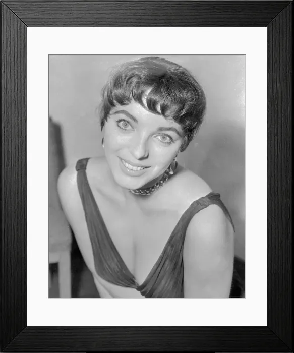 Framed Print : Portrait of Joan Collins Framed Print : Portrait of Joan Collins