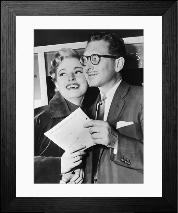Framed Print : Eleanor Parker and Paul Clemens Holding Marriage License Framed Print : Eleanor Parker and Paul Clemens Holding Marriage License