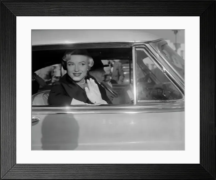 Framed Print : Marilyn Monroe Leaving Court Framed Print : Marilyn Monroe Leaving Court