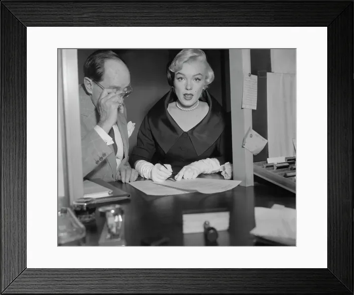 Framed Print : Marilyn Monroe Signing Papers