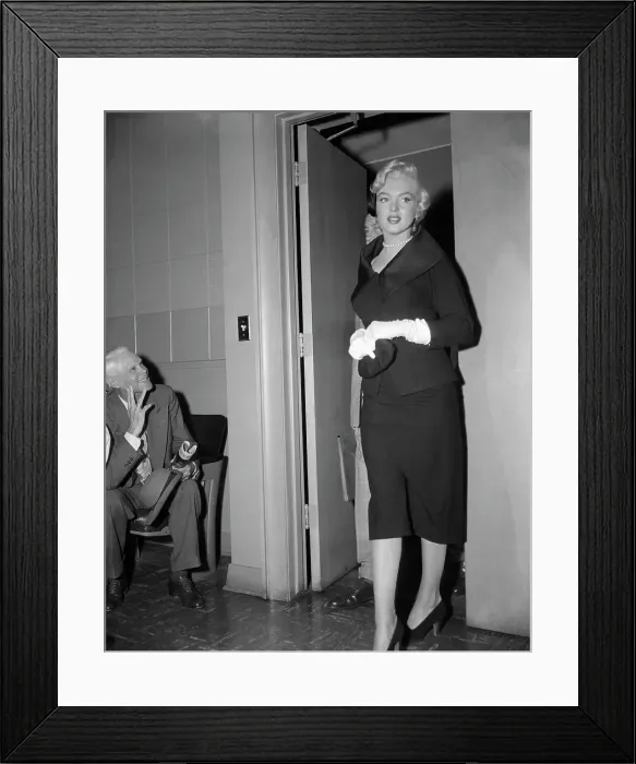 Framed Print : Marilyn Monroe Walking into Court Framed Print : Marilyn Monroe Walking into Court