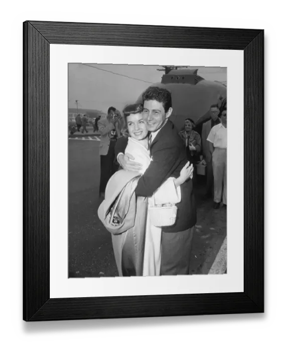 Framed Print : Eddie Fisher and Debbie Reynolds Embracing Framed Print : Eddie Fisher and Debbie Reynolds Embracing
